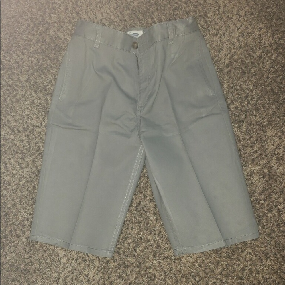Boy's Old Navy shorts 

Color gray 

Size 14